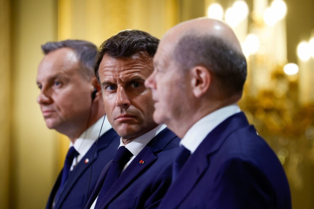 Les présidents français Emmanuel Macron (c) et polonais Andrzej Duda (g) et le chancelier allemand Olaf Scholz au palais de l'Elysée à Paris, le 12 juin 2023