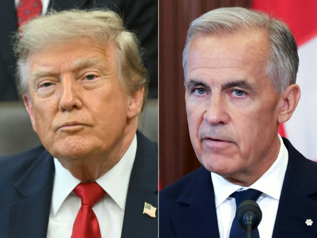 Cette combinaison de photos créée le 22 août 2026 montre, à gauche, le président américain Donald Trump à Washington, le 13 juillet 2026, et à droite le Premier ministre canadien Mark Carney le 22 août 2026 à Ottawa
