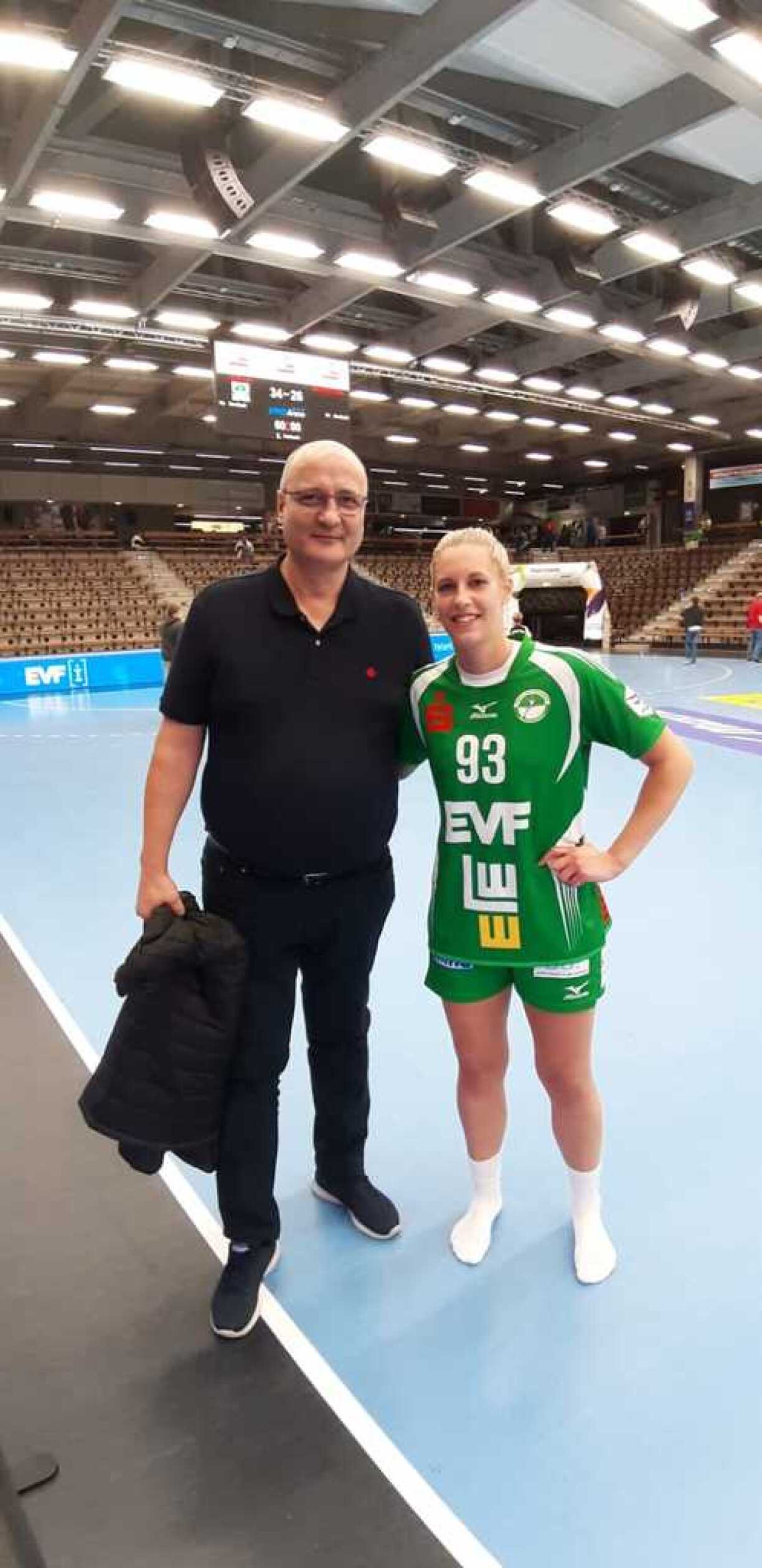 Dammennationaltrainer Adrian Stot an d'Handballspillerin Tina Welter