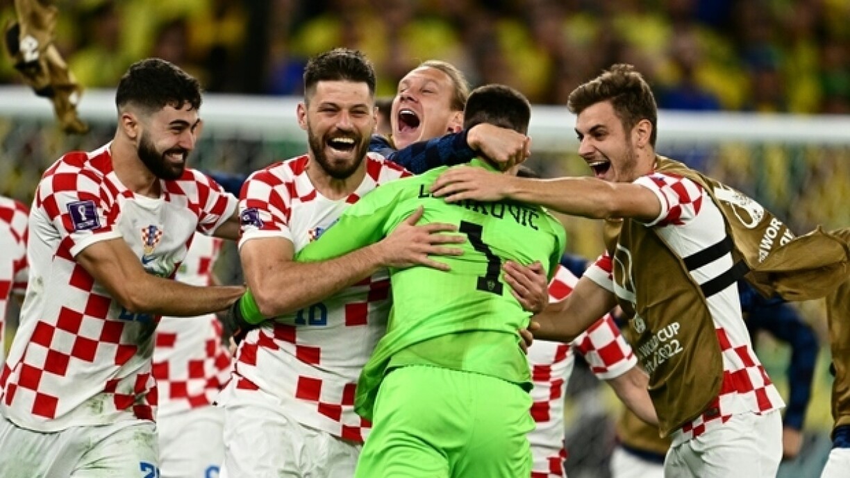 La joie du gardien croate Dominik Livakovic et ses coéquipiers après avoir éliminé les Brésiliens au Mondial, au stade Education City à Doha, le 9 décembre 2022