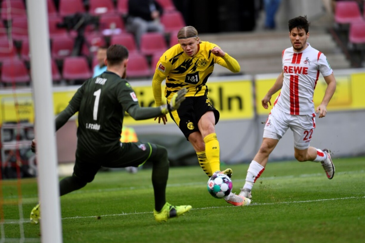 L'attaquant de Dortmund, le Norvégien Erling Braut Haaland, ouvre le score face au gardien de but de Cologne, Timo Horn, lors de leur match de Bundesliga, le 20 mars 2021 à Dortmund