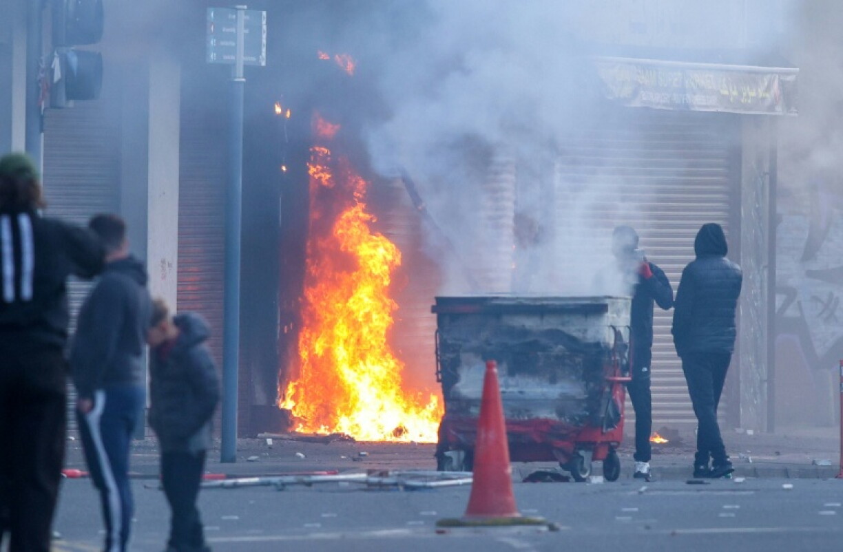 Une départ de feu sur un bâtiment du centre de Belfast pendant une manifestation anti-immigrés, le 9 juin 2026, en Irlande du Nord