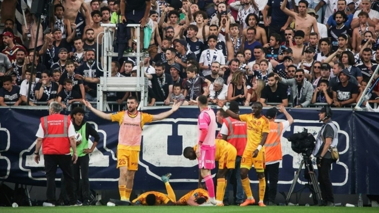 Le milieu de terrain de Rodez Lucas Buades à terre après avoir ouvert le score lors du match entre Bordeaux et son club le 2 juin 2023 comptant pour la 38e et dernière journée de la Ligue 2.