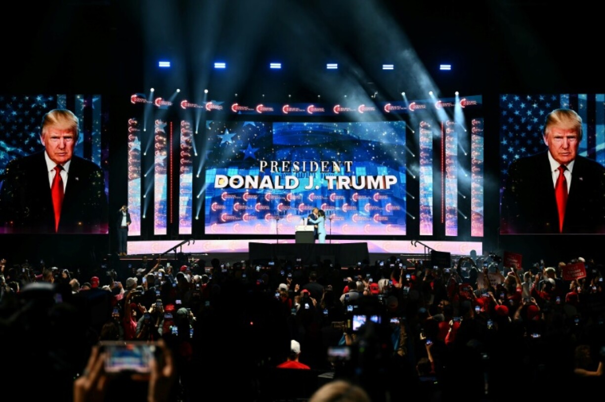 L'ancien président américain et candidat républicain Donald Trump arrive sur scène pour un meeting à Las Vegas, le 24 octobre 2024