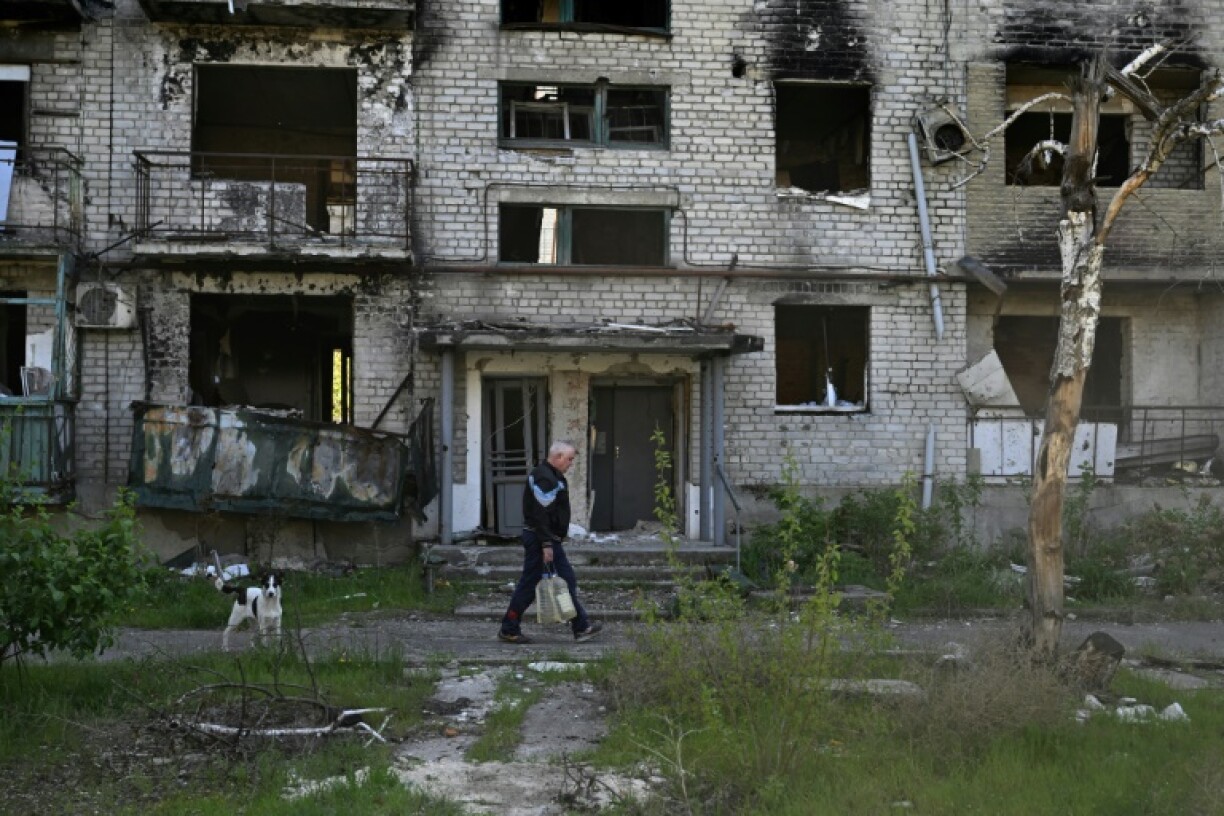 Un immeuble d'habitation détruit par les bombardements à Lyman, dans la région ukrainienne de Donetsk, le 29 avril 2025