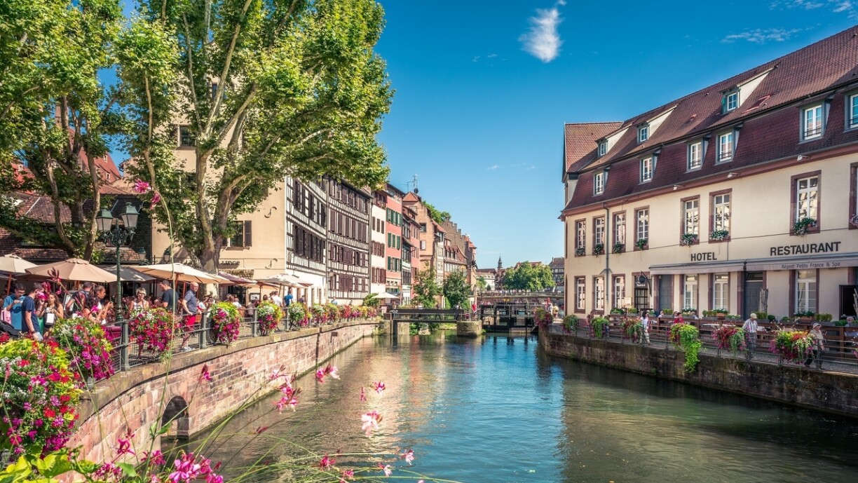 Avec ses canaux, Strasbourg est l'une des destinations à ne pas manquer cet été avec le pass jeunes.