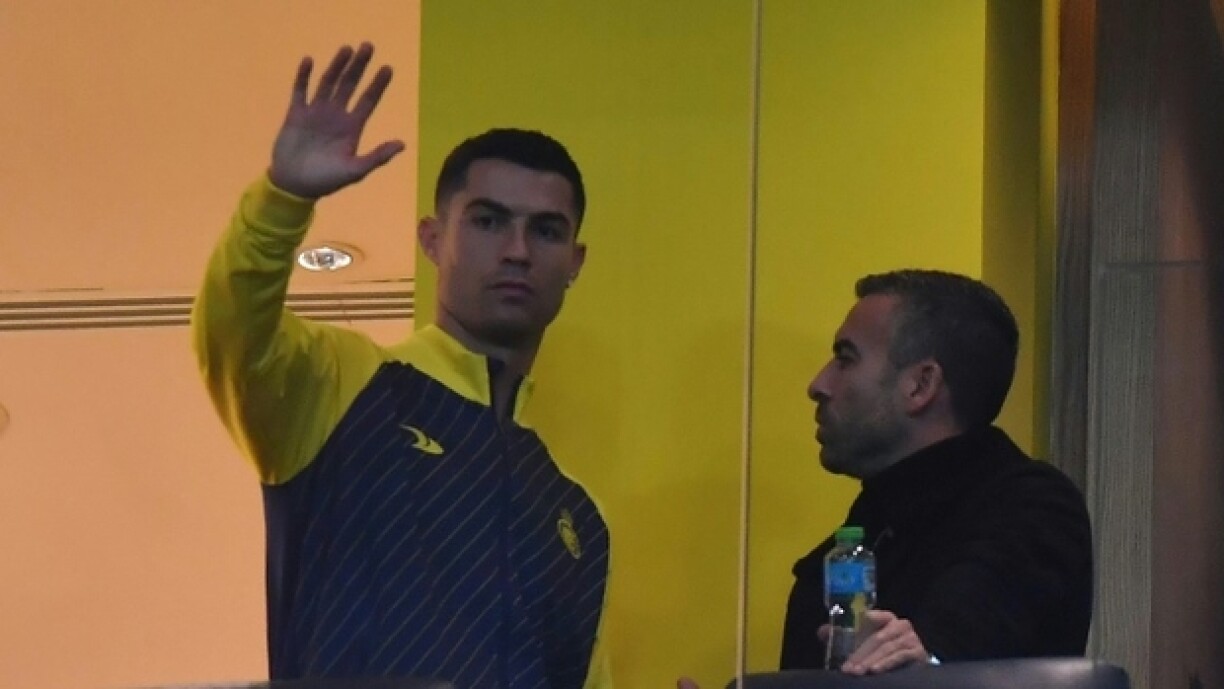La star portugaise Cristiano Ronaldo en loges, lors d'un match entre son nouveau club Al-Nassr et Al Ta'ee, le 6 janvier 2023 à Ryad
