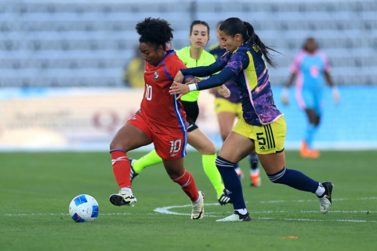 Marta Cox (L) plays for Panama and Turkish club Fenerbahce