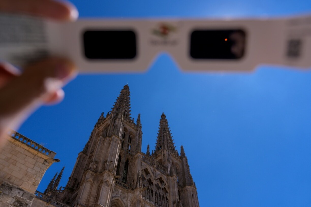 Des lunettes d'observation d'éclipse certifiées conformes à la norme de sécurité internationale ISO 12312-2 à Burgos, le 2 juillet 2026 en Espagne