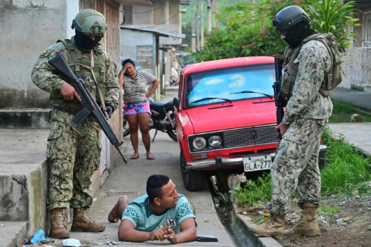 Fighting between rival factions of an Ecuadoran drug trafficking gang left at least 22 people dead in the port city of Guayaquil on Thursday