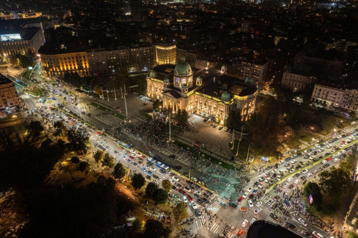 Vue aérienne de Belgrade dans la nuit du 25 au 26 octobre après la victoire de l'opposition aux législatives en Serbie.
