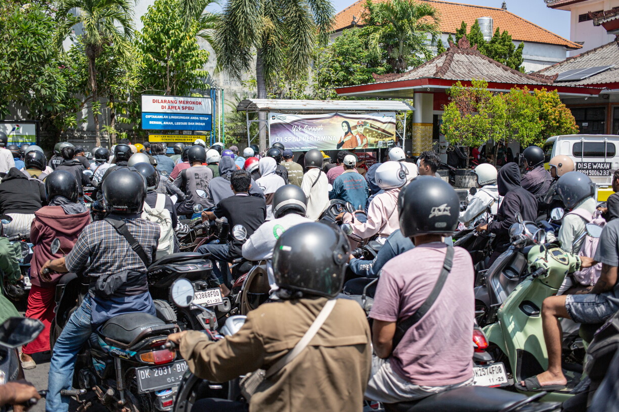 Motorcyclists queue to refuel at a gas station in Denpasar amid a fuel supply shortage on Indonesia's Bali island on October 13, 2026. (Photo by LANA PRIATNA / AFP)