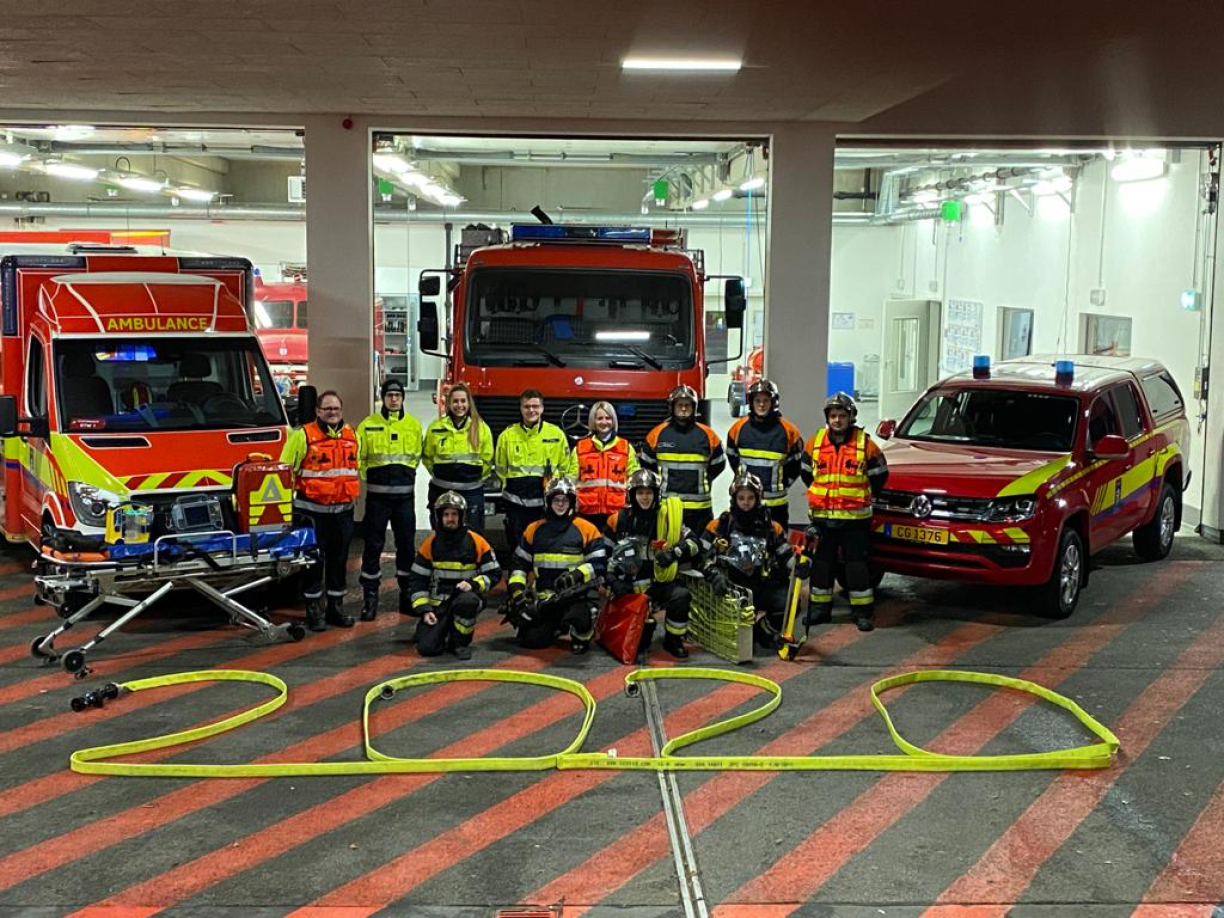 Och iwwert Silvester huet den CIS Iechternach seng 2 Ambulanzen an de Sauvetage souwéi d'Pompjeescamione besat. Zesummen ronderëm enger gemittlecher Raclette sinn d'Ekippen zesummen am Pompjeesbau a loossen den Owend gemittlech auskléngen.