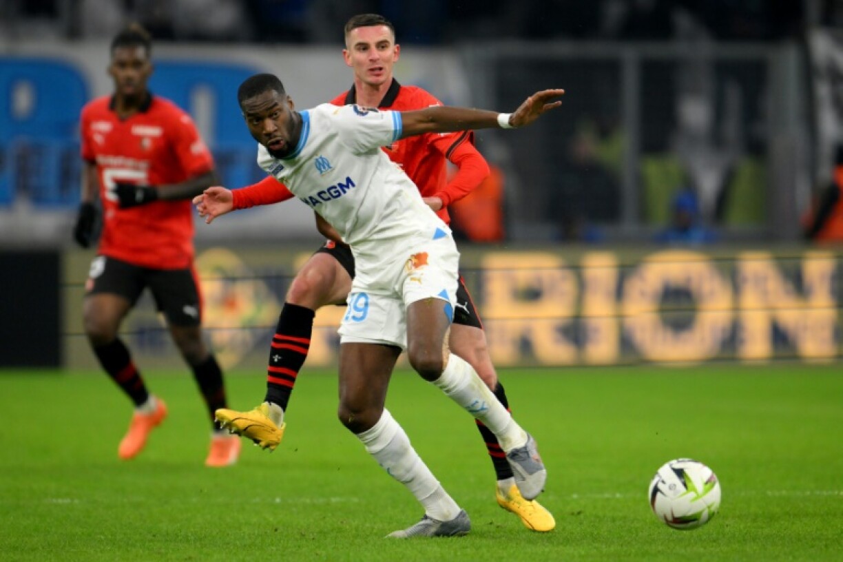 Le milieu de Rennes Benjamin Bourigeaud au duel avec celui de l'OM Geoffrey Kondogbia (premier plan), le 3 décembre 2023 au stade Vélodrome
