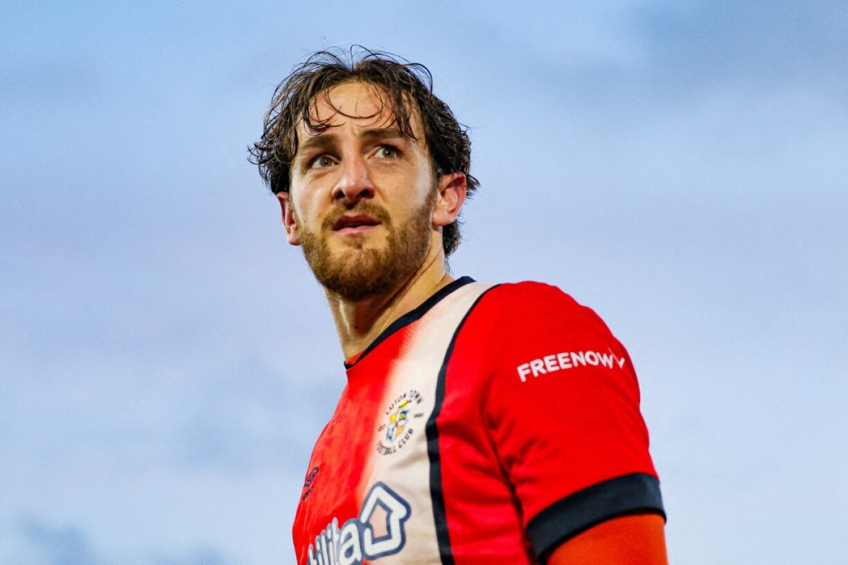 Tom Lockyer avec le maillot de Luton.