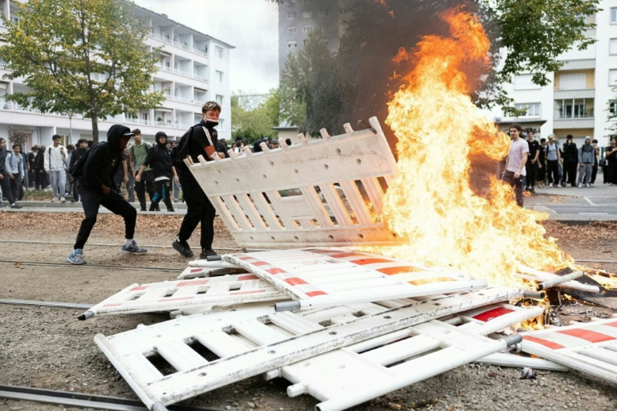 Students burned barriers on tram tracks in Strasbourg