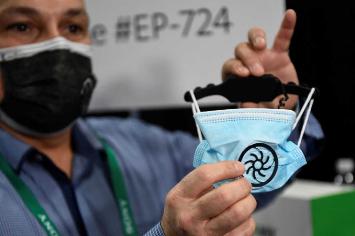 Eric Fouchard, président de NewPadMaker montre son ventilateur à attacher dans les masques