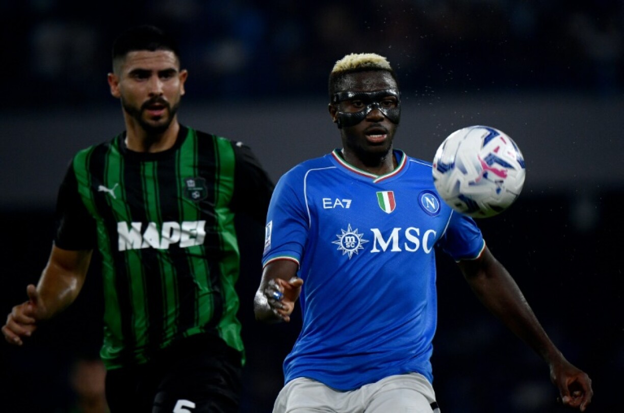 L'attaquant de Naples Victor Osimhen (d) devant le défenseur de Sassuolo Martin Erlic, le 27 août 2023 à Naples