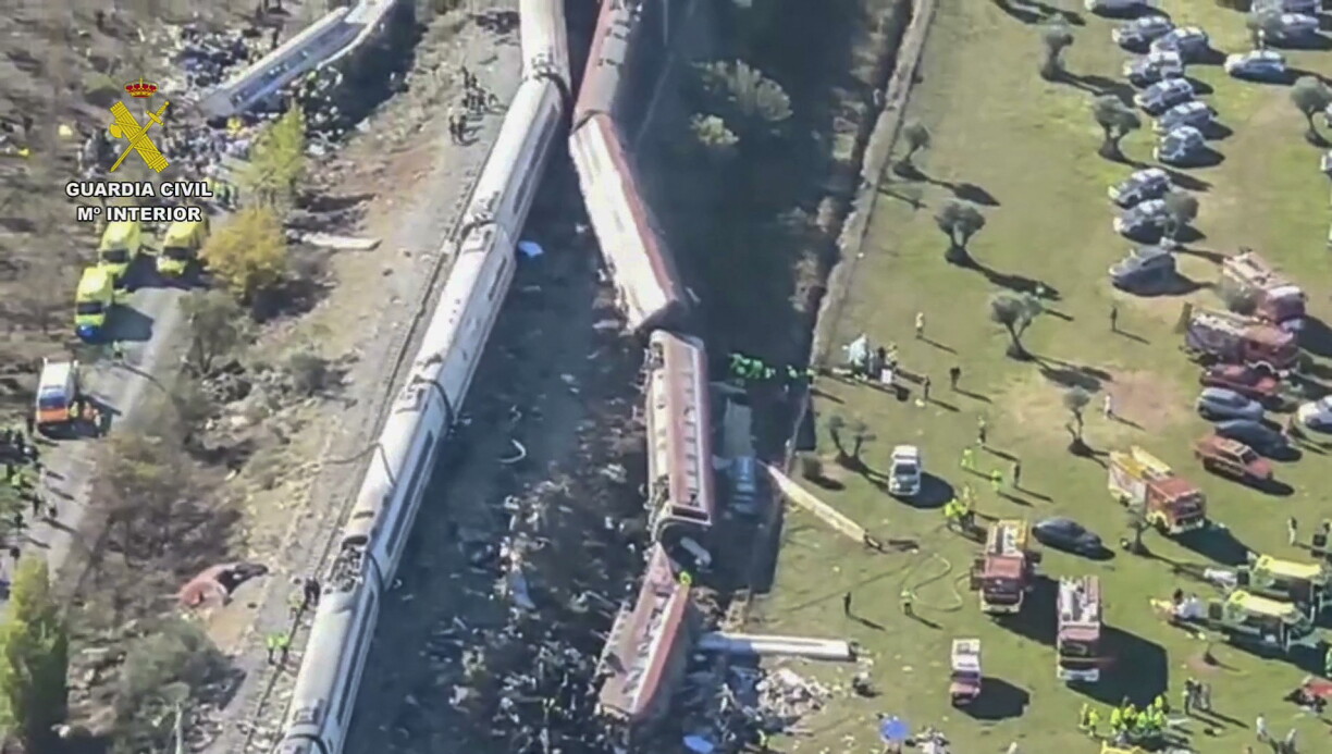 Ths still image from video taken and released by Spain's Civil Guard on October 28, 2026 shows an aerial scene of a train crash between a high speed Renfe AVE train and Iryo train around 150kms south of Madrid between Urda and Los Yebenes in the province of Toledo. (Photo by Handout / Guardia Civil / AFP) / RESTRICTED TO EDITORIAL USE - MANDATORY CREDIT "AFP PHOTO / GUARDIA CIVIL / HANDOUT / " - NO MARKETING NO ADVERTISING CAMPAIGNS - DISTRIBUTED AS A SERVICE TO CLIENTS