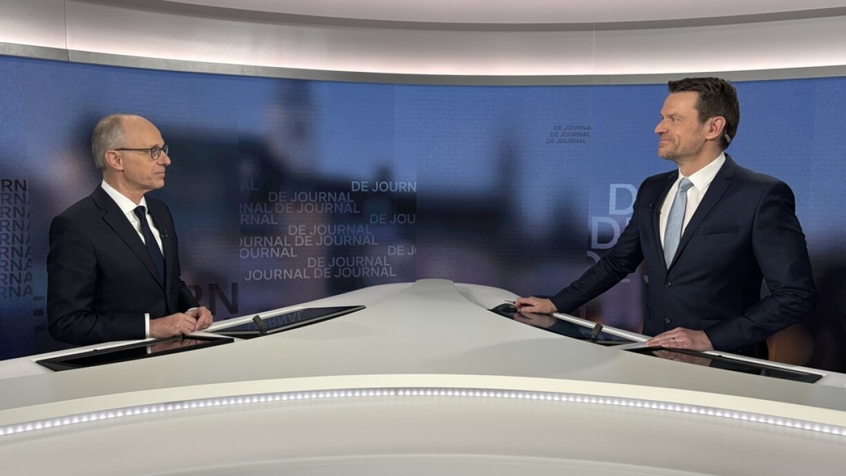 Iwwer d'Ukrain an déi international Zesummenaarbecht: den RTL-Journalist Sascha Georges (riets) am Gespréich mam Premier Luc Frieden.