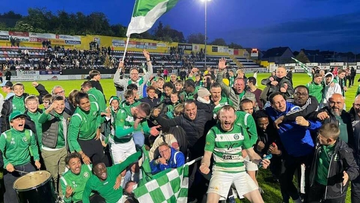 L'équipe d'Hostert et ses supporters fêtent la montée en BGL Ligue