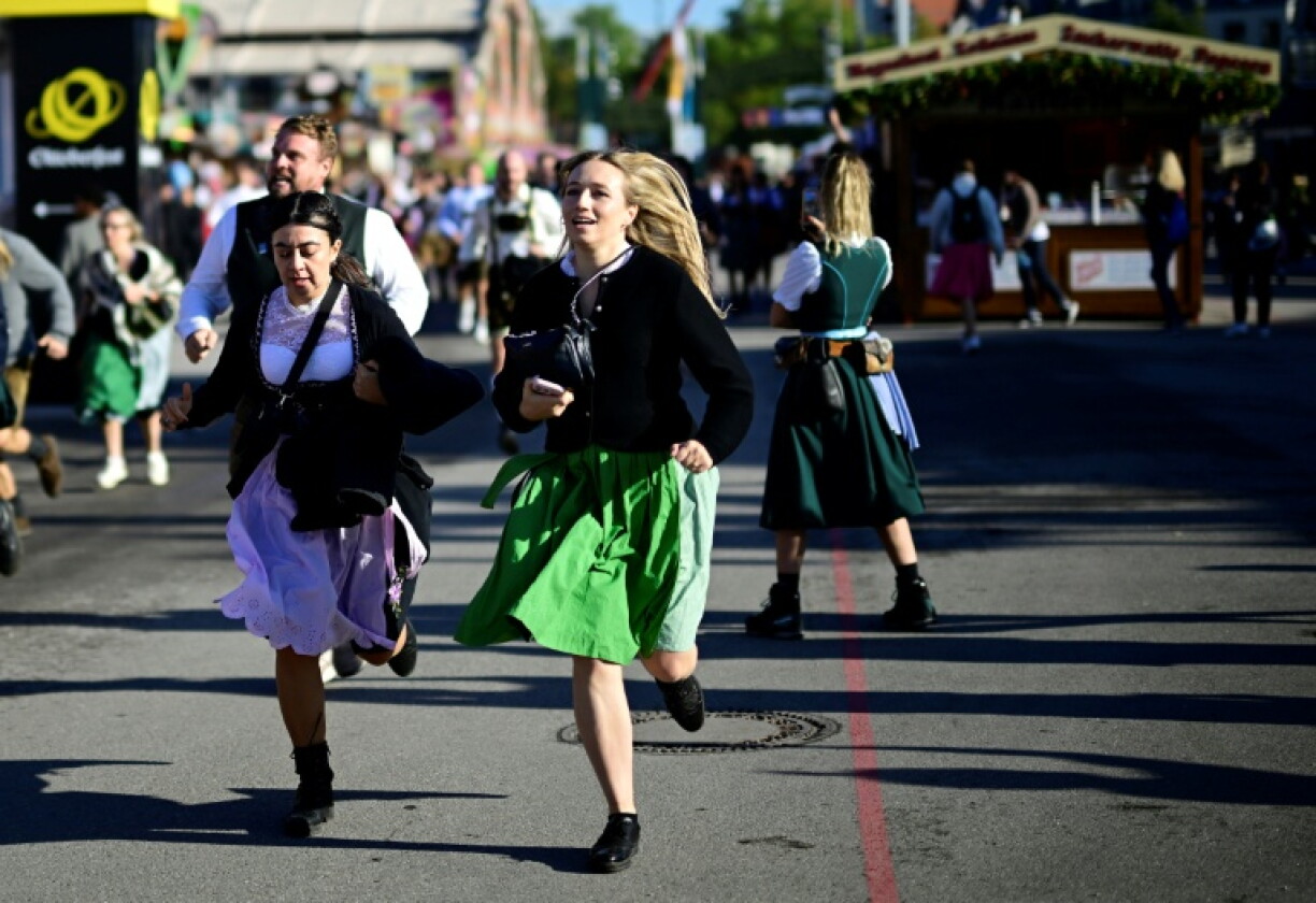 Mit dem traditionellen Fassanstich hat am Samstagmittag das 191. Münchner Oktoberfest begonnen. Erstmals stach dafür Münchens neuer Oberbürgermeister Dominik Krause (Grüne) das erste Bierfass an - zwei kräftige Schläge genügten ihm dafür.