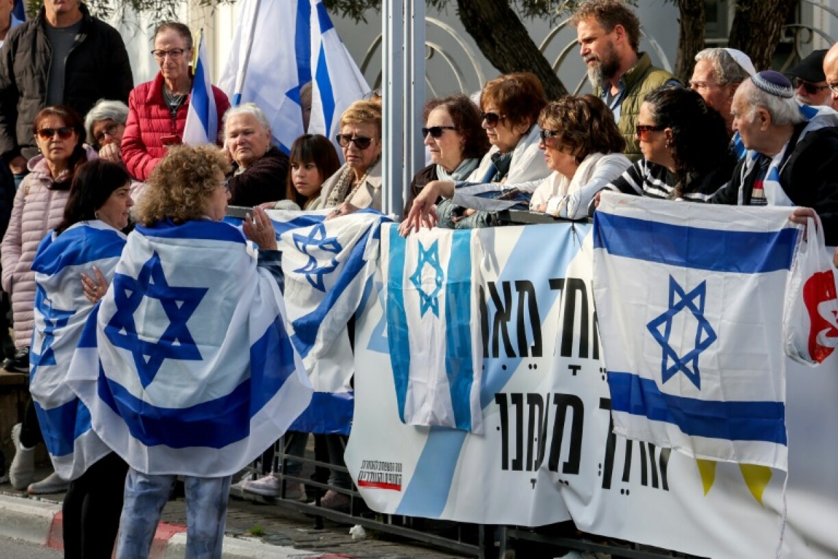 Des Israéliens attendent le passage du convoi funéraire de l'ex-otage franco-israélien Ohad Yahalomi, à Rishon Letzion, dans le centre d'Israël, le 5 mars 2025