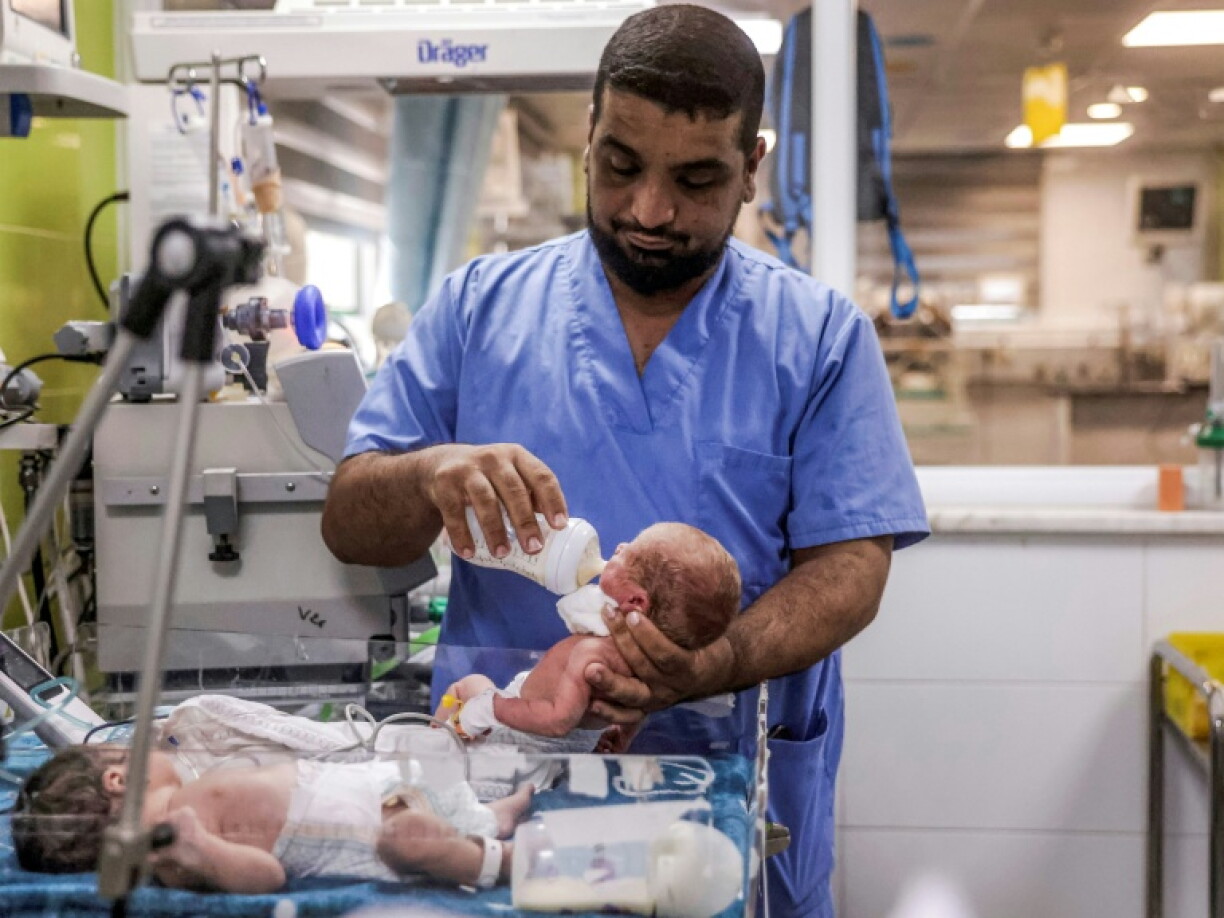 Un employé de l'hôpital Nasser donne le biberon à un bébé prématuré à Khan Yunis, au sud de Gaza, le 7 septembre 2026