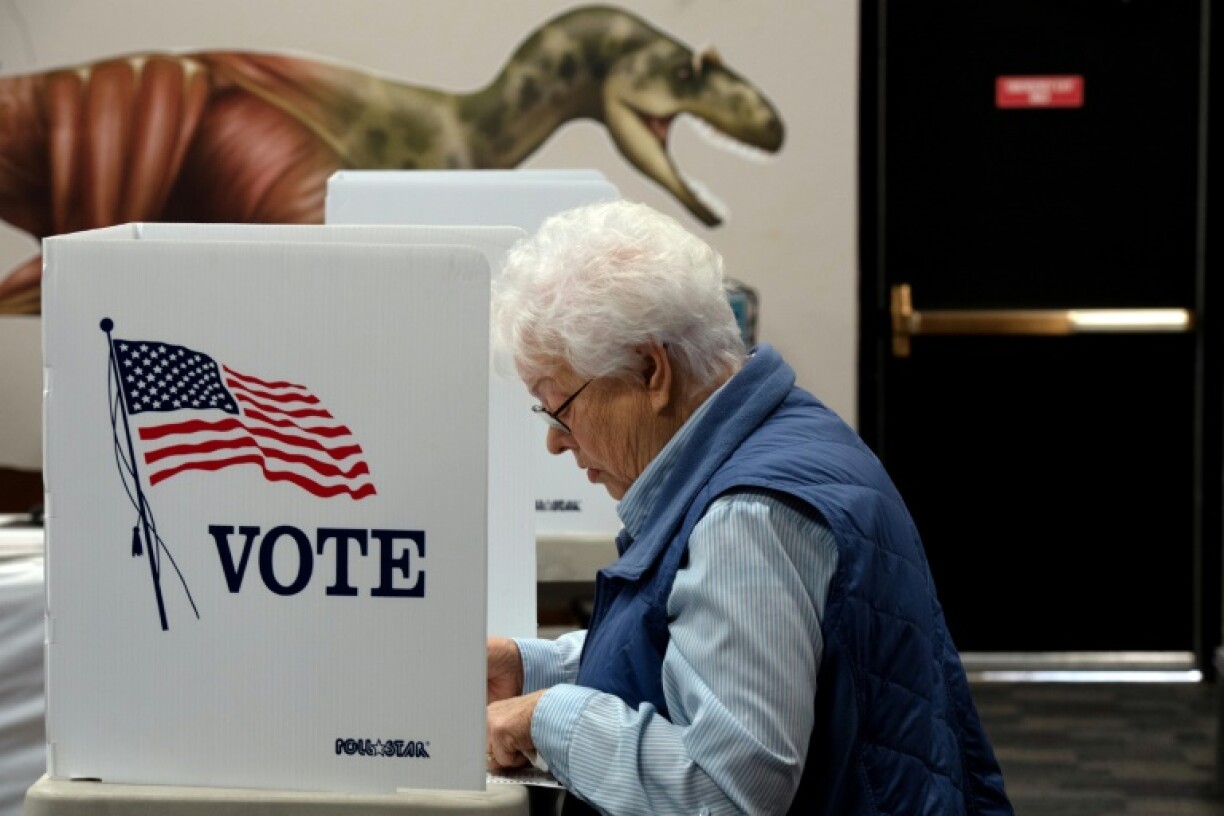 Une électrice américaine vote au musée Dinosaur Journey de Fruita, dans le Colorado, le 8 novembre 2022