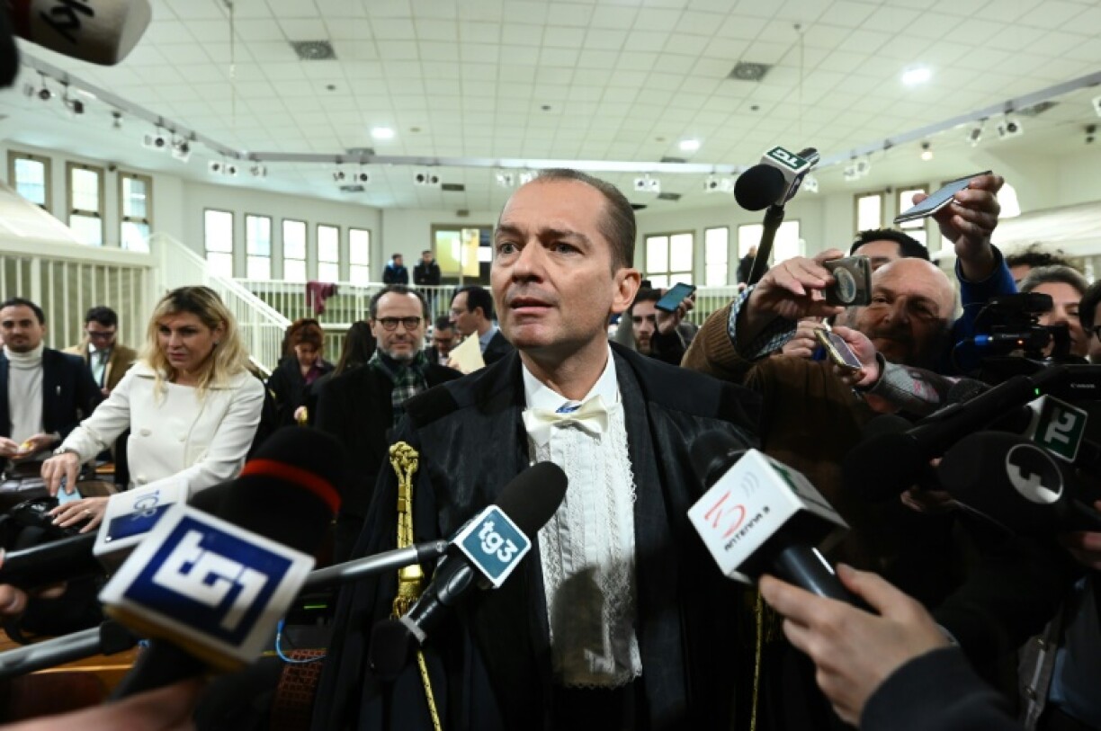 L'avocat de Silvio Berlusconi, Me Federic Cecconi, s'adresse aux médias au tribunal de Milan après l'acquittement de son client, le 15 février 2023