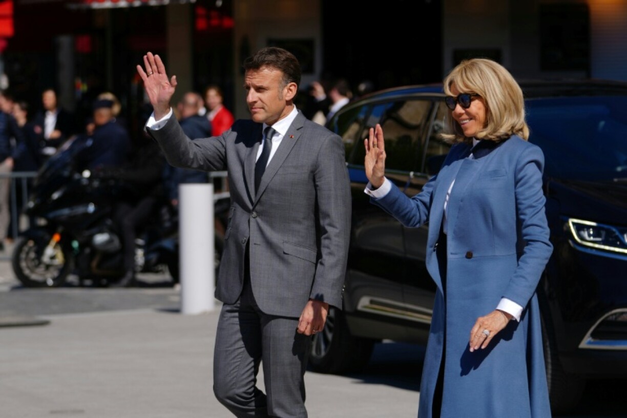Nachdem Frankreichs Präsident Emmanuel Macron mit seiner Sonnenbrille auf der Nase international für Aufsehen gesorgt hat, zeigt sich nun auch seine Frau Brigitte mit getönten Gläsern.