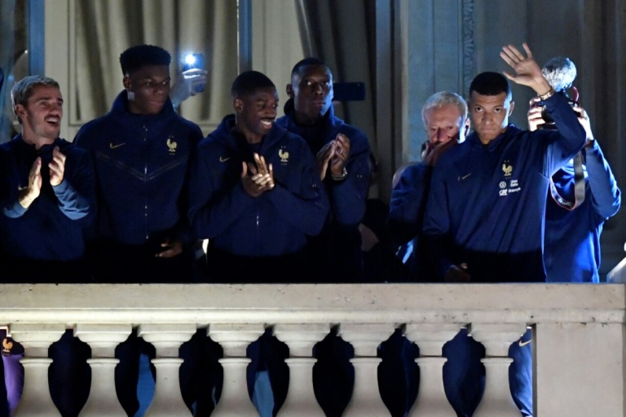 Les Bleus saluent leurs supporters depuis le balcon de l'Hôtel de Crillon, le 19 décembre 2022