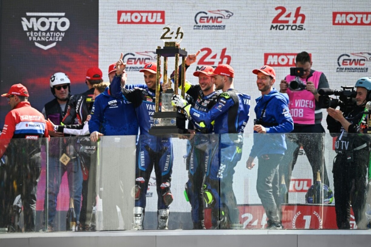 L'équipage de la Yamaha Officielle de l'écurie autrichienne YART, victorieuse des 24 Heures du Mans, le 19 avril 2026