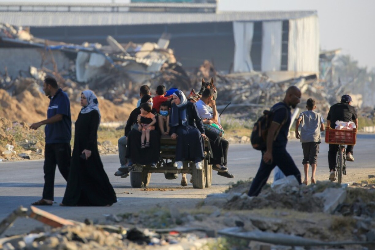 Des Palestiniens prennent la route à Al-Maghazi alors qu'ils fuient leurs camps de déplacés à cause des bombardements israéliens sur le centre de la bande de Gaza, le 5 juin 2024