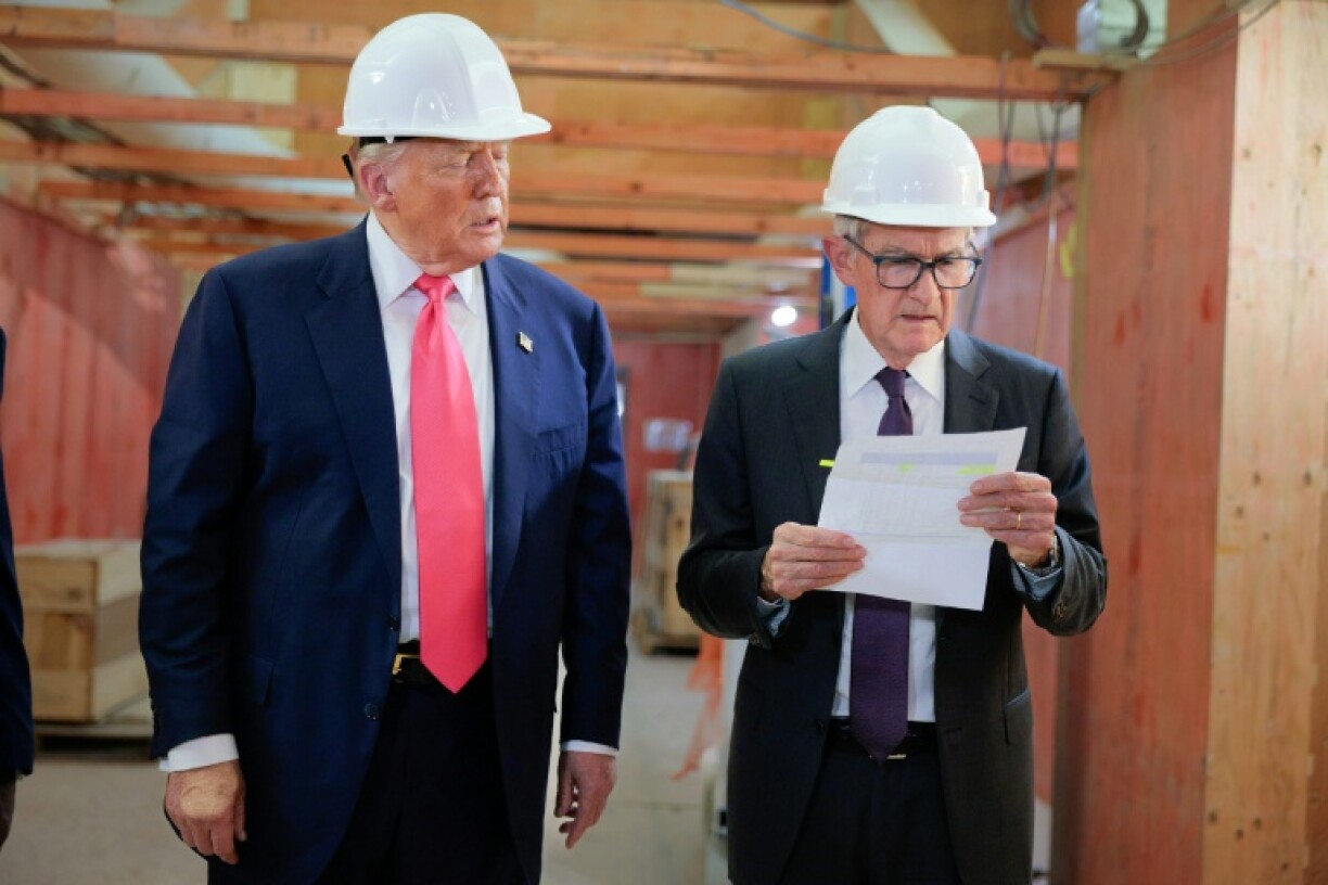 US President Donald Trump (L) has frequently criticized Fed chair Jerome Powell (R), seen in July 2025 during a tour of the bank's Washington headquarters
