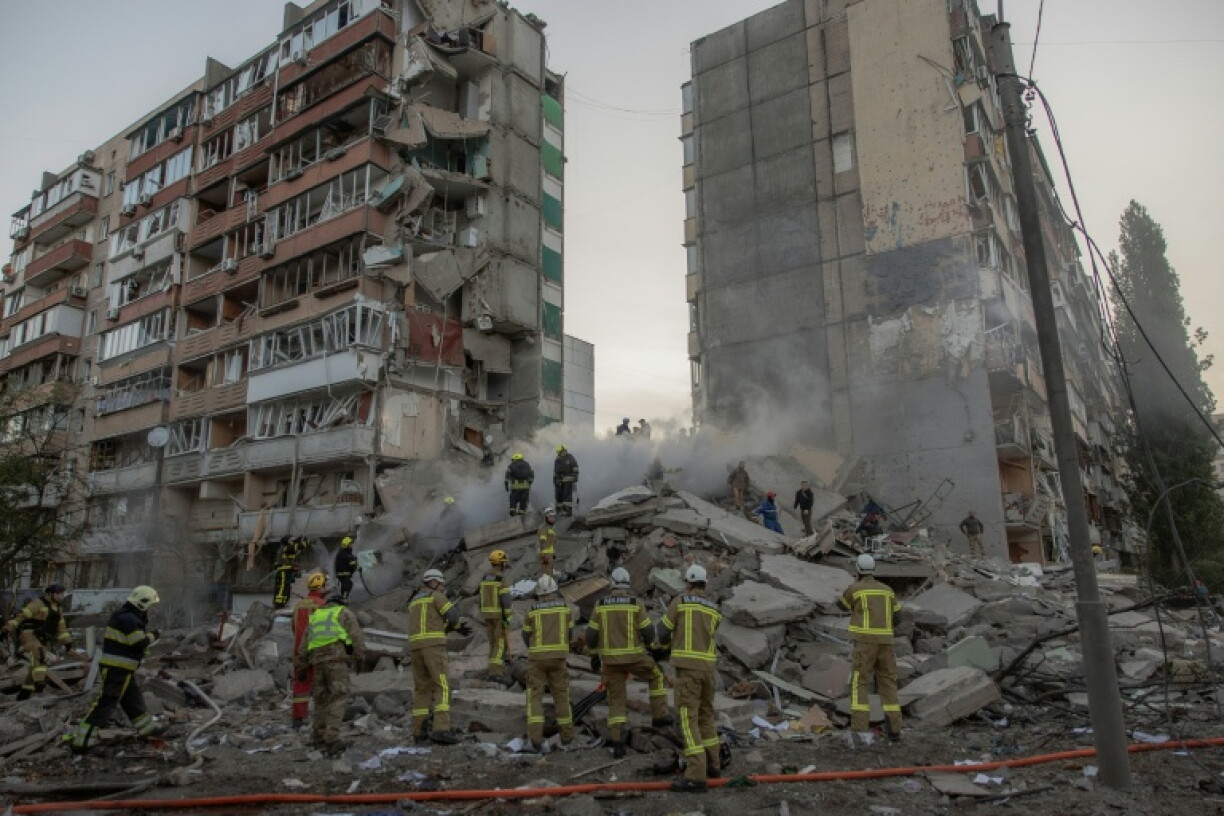 Des secouristes dans les décombres d'un immeuble résidentiel touché par des frappes de drones et de missiles russes sur un immeuble résidentiel à Kiev, le 14 mai 2026 en Ukraine