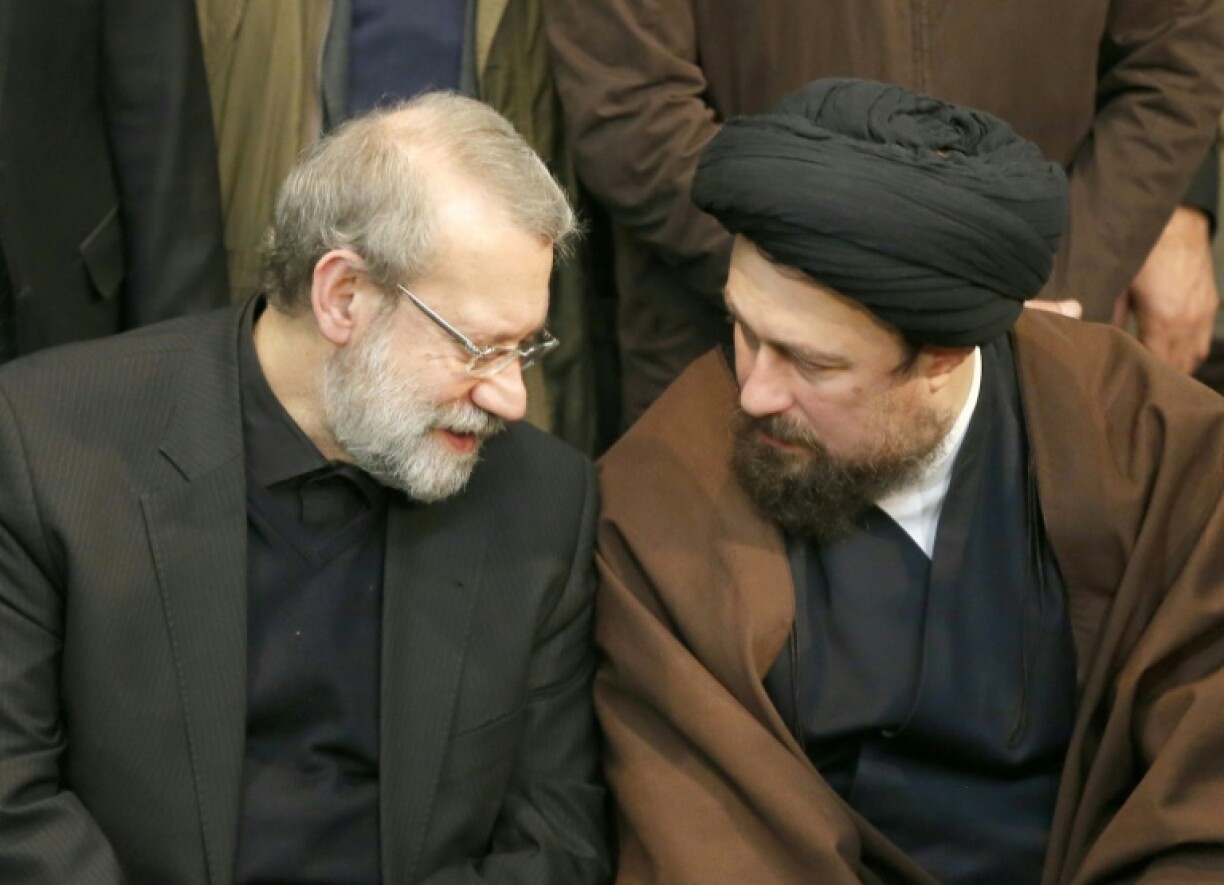 Le chef du Conseil suprême de sécurité nationale iranien Ali Larijani (à gauche) s'entretient avec Hassan Khomeini, petit-fils du fondateur de la République islamique, le 9 janvier 2017 à Téhéran