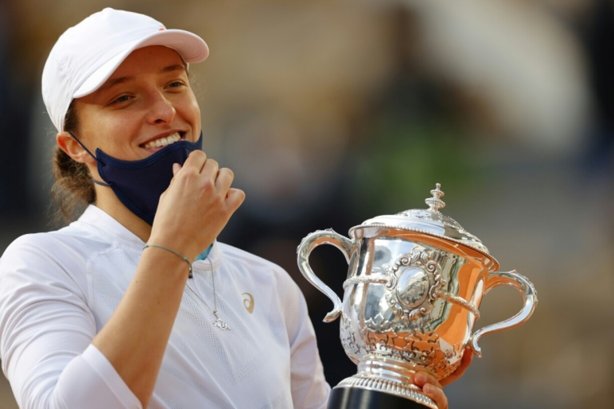 La Polonaise Iga Swiatek avec le trophée Suzanne Lenglen lors de la cérémonie du podium après avoir remporté la finale du simple dames de l'édition 2020 de Roland-Garros contre l'Américaine Sofia Kenin, sur le court Philippe Chatrier, à Paris, le 10 octobre 2020.