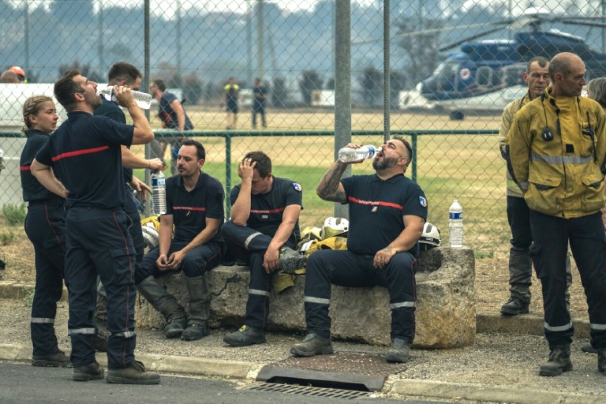 Des pompiers se reposent dans un poste de commandement de campagne installé à Saint-Laurent-de-la-Cabrerisse, le 6 août 2025