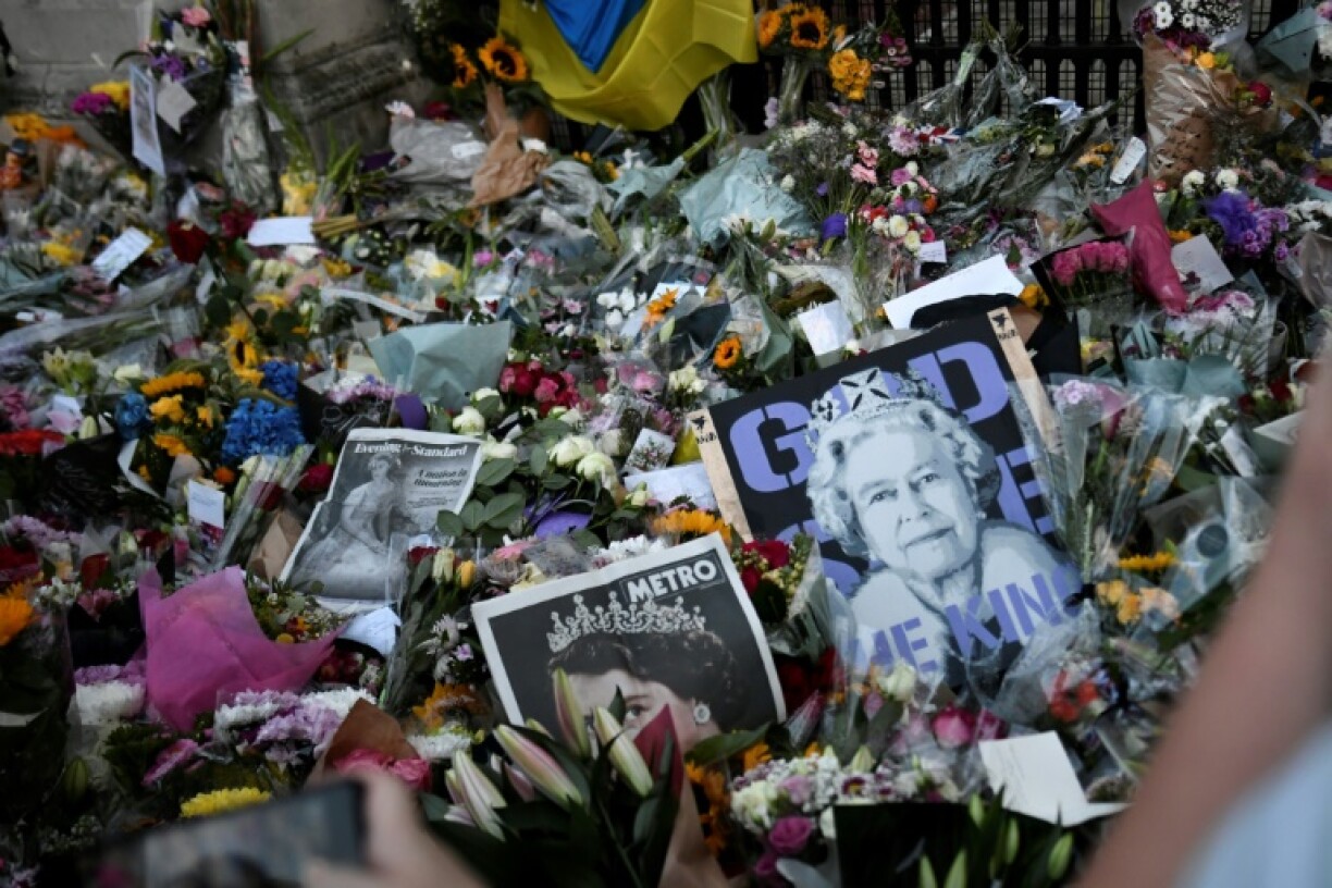 Bouquets de fleurs, photos et messages ont été déposés par des anonymes devant le palais de Buckingham depuis le décès d'Elizabeth II