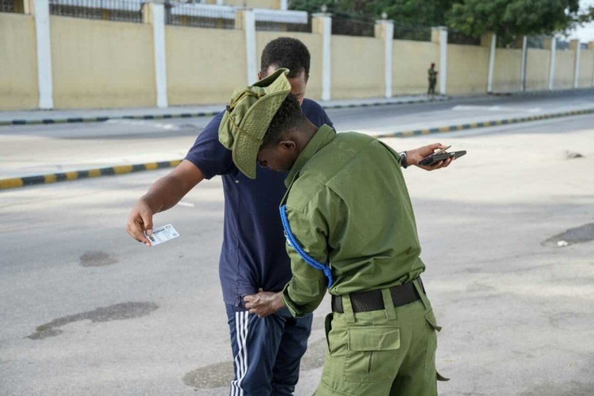 Un membre des forces de sécurité somaliennes fouille un électeur pour les élections locales de Mogadiscio le 25 décembre 2025