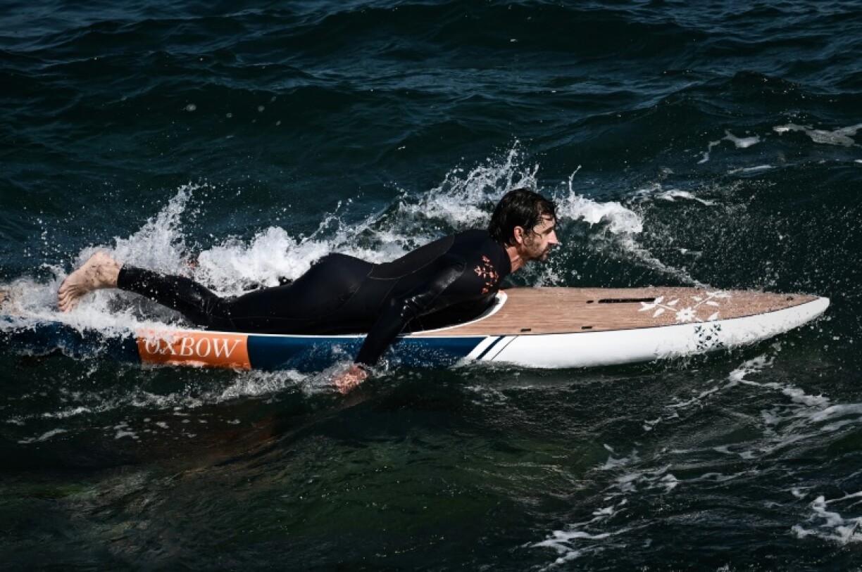 Le surfeur Ludovic Dulou à l'entraînement sur son paddleboard à Socoa (Pyrénées-Atlantiques) le 5 avril 2021