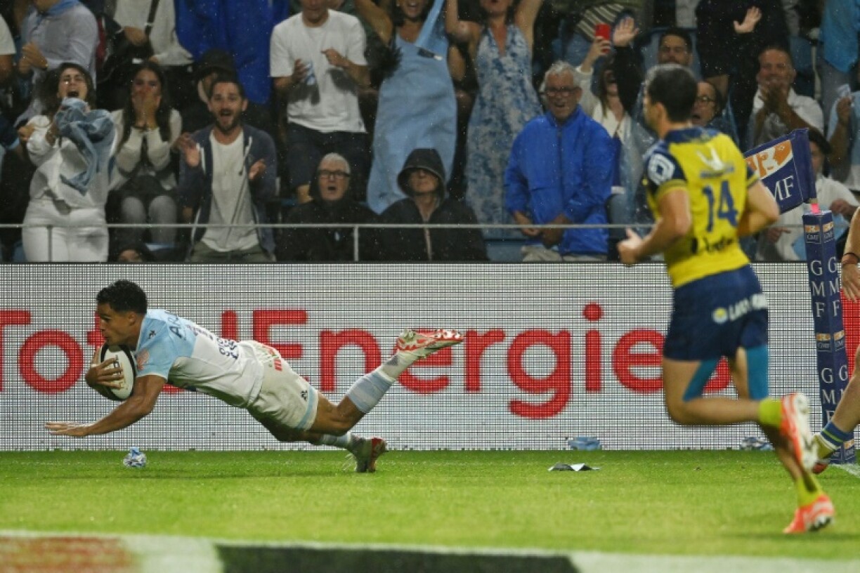 Bayonne's Tom Spring (L) scored the only try on a rainy night in south-western France