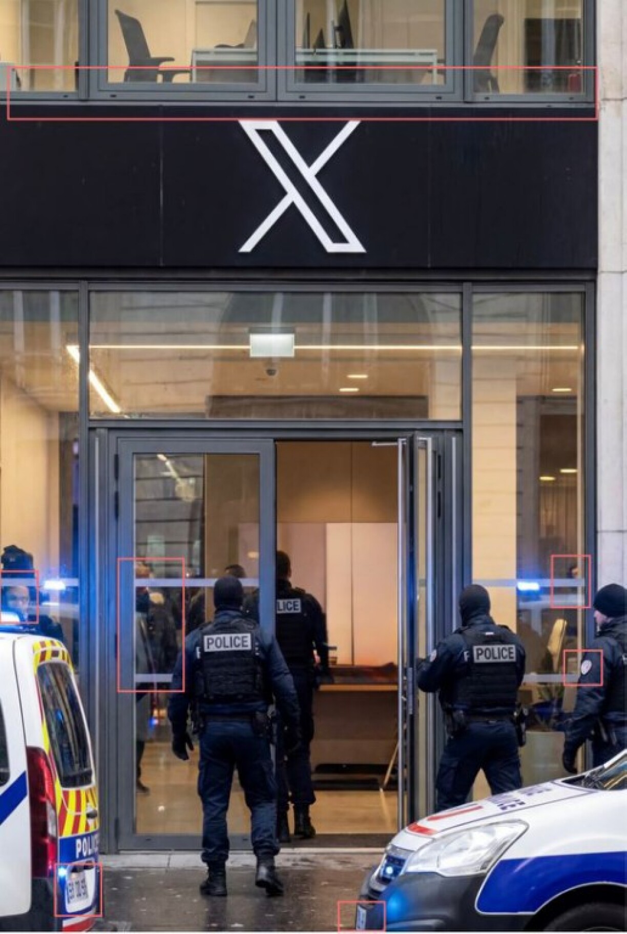 Mises en évidence des incohérences visuelles de l'image générée par IA. Encadrés rouges ajoutés par l'AFP.