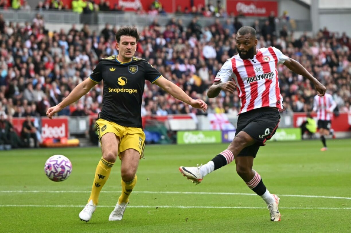Brentford's Igor Thiago (R) shoots to score against Manchester United