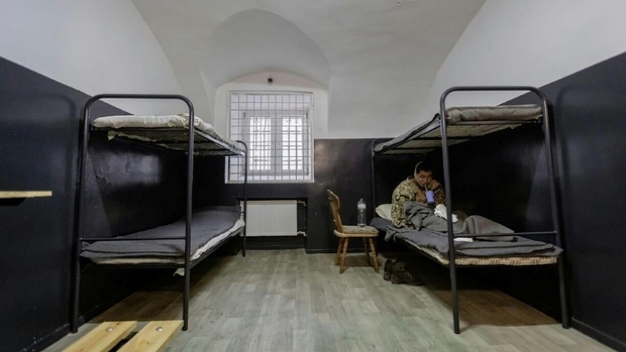 Une photo publiée le 11 janvier 2025 sur le compte Telegram du président ukrainien Volodymyr Zelensky présente un soldat comme un prisonnier nord-coréen détenu par les autorités ukrainiennes dans un lieu non divulgué en Ukraine, après avoir été capturé par l'armée ukrainienne