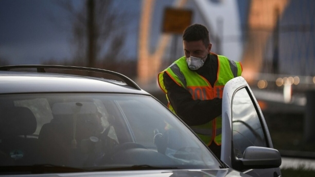 Un policier allemand contrôle un conducteur à la frontière avec la France.