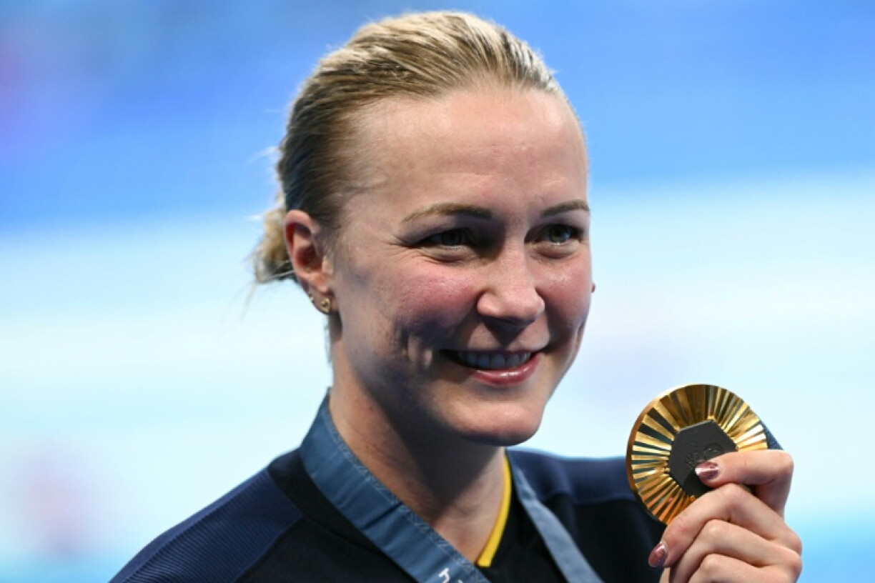 La nageuse suédoise Sarah Sjoestroem avec sa médaille d'or décrochée au 50 m lors des JO de Paris-2024 le 4 août 2024 à La Défense Arena à Nanterre