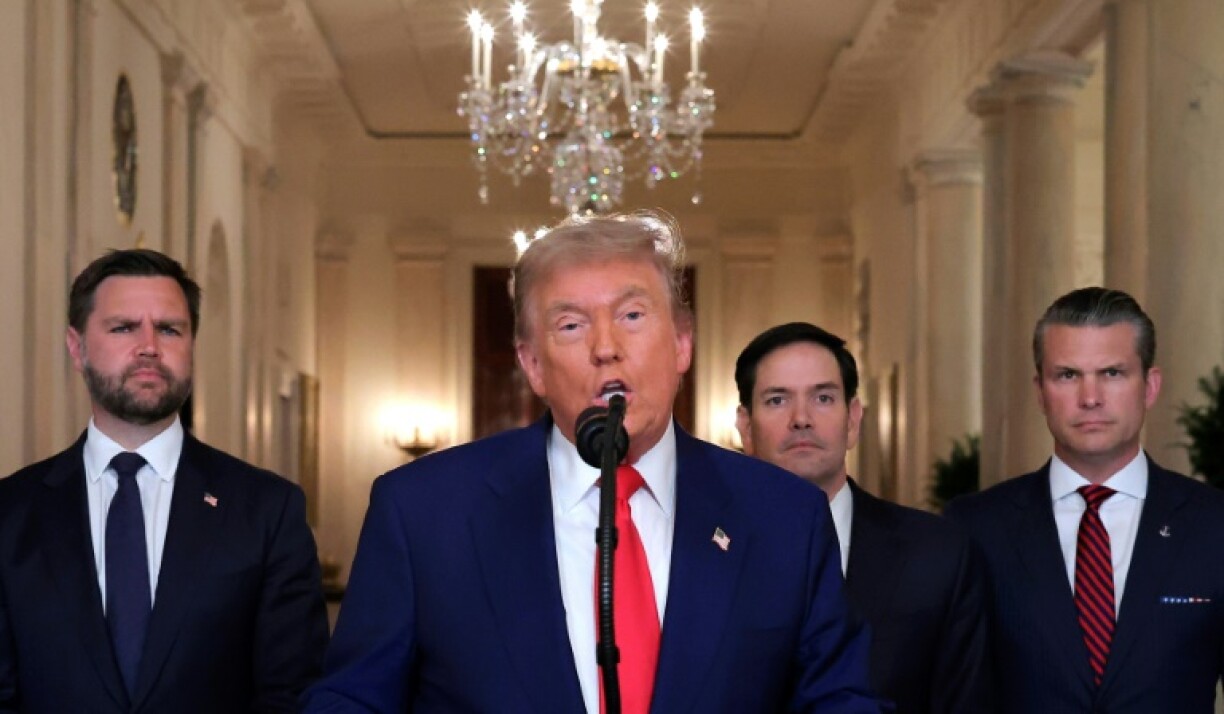 Donald Trump lors d'une allocution à la nation le 21 juin 2025 à Washington DC, avec, de gauche à droite: JD Vance, Marco Rubio, Pete Hegseth