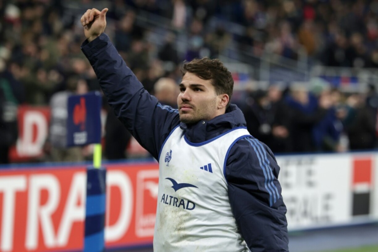 Antoine Dupont gives a thumbs up